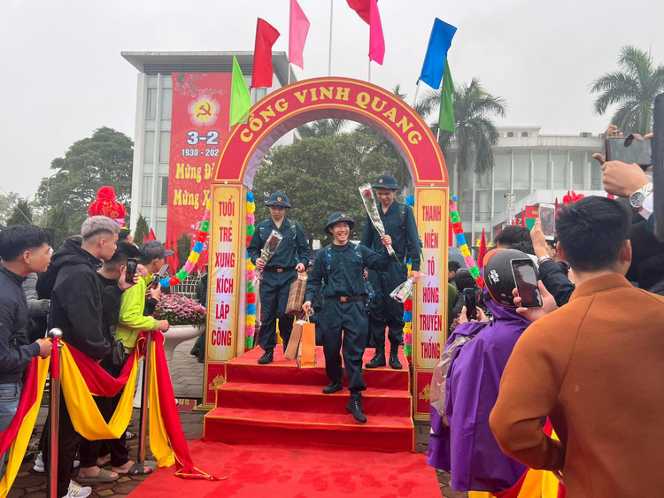 Các chiến sĩ vui vẻ ngày nhập ngũ - Ảnh:hanoimoi