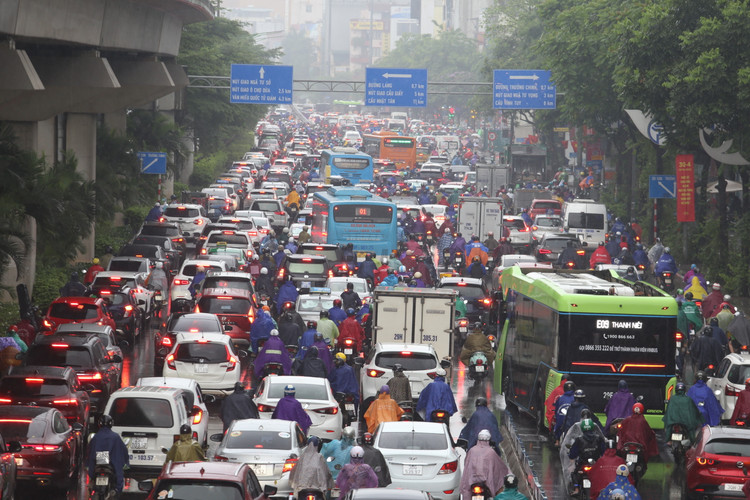 Sáng 8/5, Hà Nội có mưa lớn đúng vào giờ cao điểm đi làm khiến người dân rất chật vật di chuyển trong tình trạng tắc đường. Ảnh: T.Huy