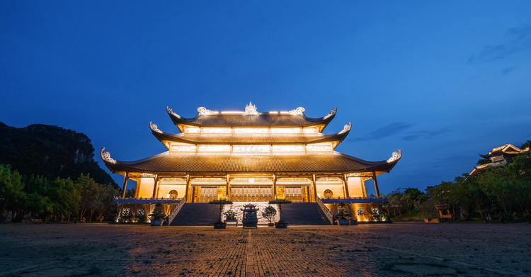 Nơi đây hàng năm vinh dự chào đón hàng vạn phật tử về hành hương. Nhìn tổng thể kiến trúc Bái Đính như một nét quy chuẩn cho kiến trúc chùa cổ ở Việt Nam, đặc biệt khu chùa mời xây dựng có những công trình đồ sộ - Ảnh:trangandanhthang.