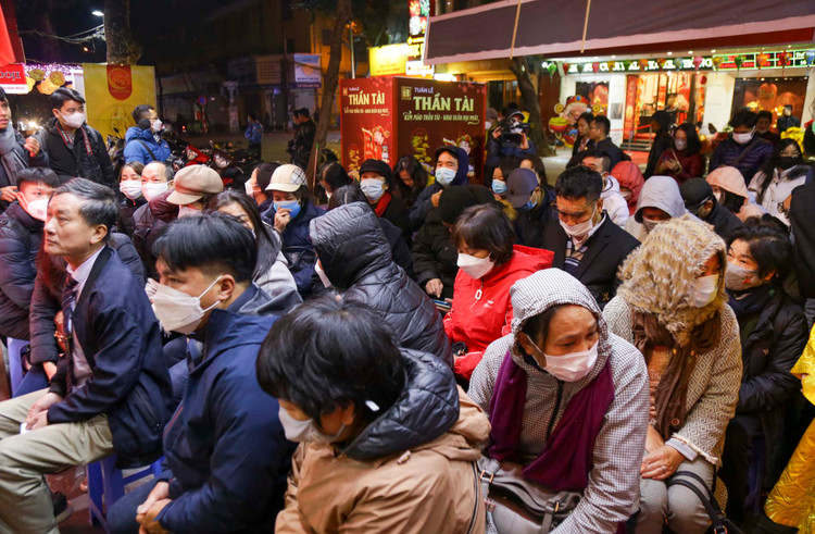 5h30, người dân đến xếp hàng ngày càng đông đúc - Ảnh:phunuvietnam.