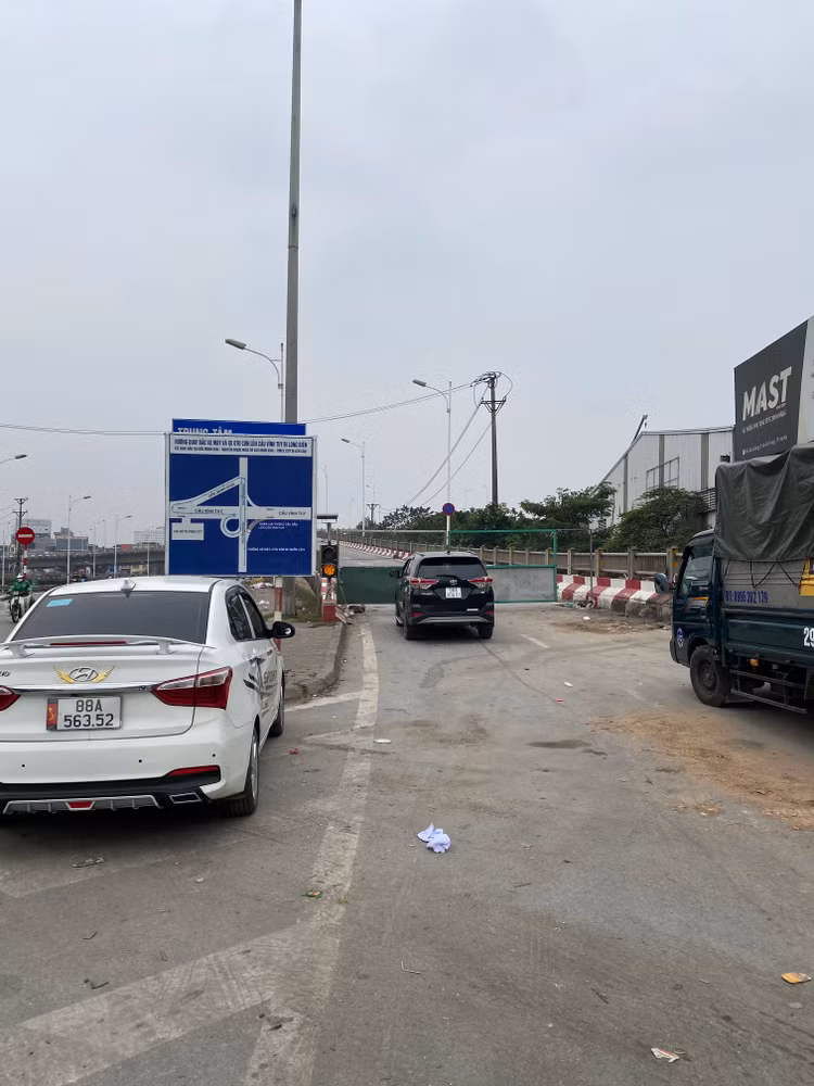 Bãi rác nằm ngay dưới cầu vượt quay đầu xe cho ô tô và xe máy, nhưng do cầu chưa được vận hành nên rác thải vẫn tập kết ở địa điểm này từ khá lâu.