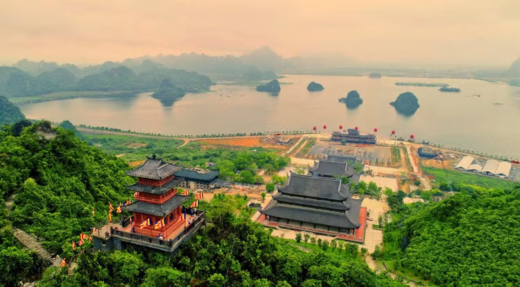 Chùa Tam Chúc nằm tại Xã Ba Sao, Huyện Kim Bảng, Tỉnh Hà Nam. Chùa Tam Chúc là một quần khu quần thể du lịch tâm lịch Tam Chúc với tổng diện tích hơn 500ha - Ảnh:internet.