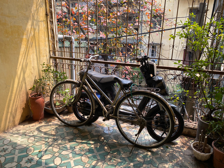 Phương tiện di chuyển được người dân để trên hành lang.