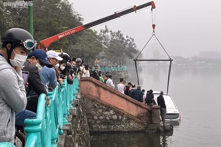 Lực lượng chức năng cẩu phương tiện để làm rõ nguyên nhân tai nạn. - Ảnh: internet.