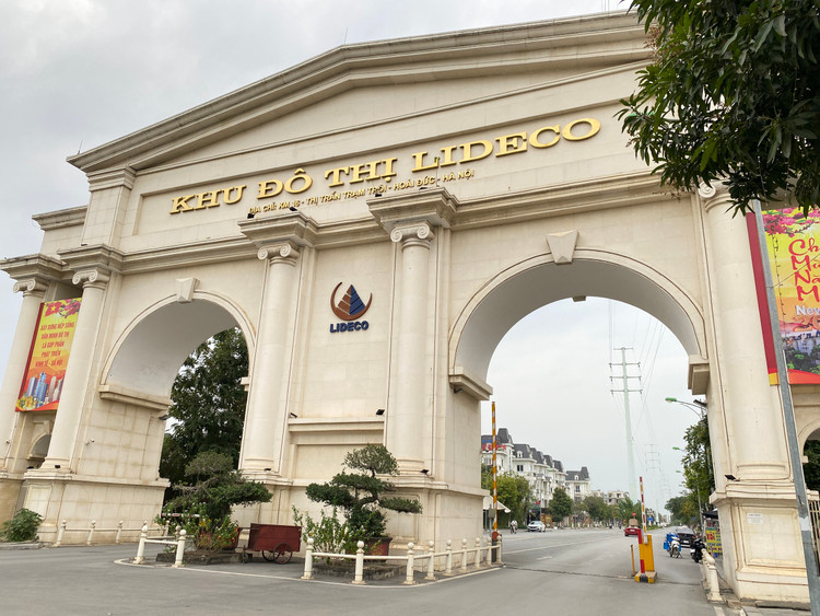 Khu đô thị Lideco nằm trên đường 32, huyện Hoài Đức (Hà Nội) khởi công xây dựng vào năm 2007, nhưng sau hơn chục năm khu đô thị này vẫn dở dang. Với tổng mức đầu tư 781 tỷ đồng gồm 648 căn biệt thự, nhà vườn và 136 căn liền kề được thiết kế theo phong cách tân cổ điển.