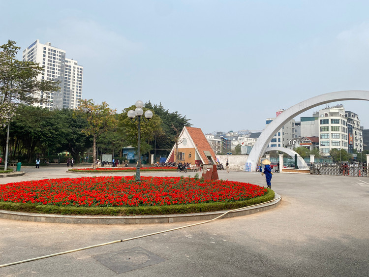 Công viên Cầu Giấy nằm tại Phố Thành Thái, thuộc Khu đô thị mới Cầu Giấy, phường Dịch Vọng, quận Cầu Giấy, Thủ đô Hà Nội.