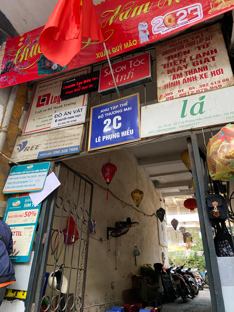 Xe máy dựng từ ngoài đến bên trong ngõ.