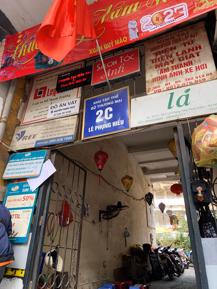 Xe máy dựng từ ngoài đến bên trong ngõ.