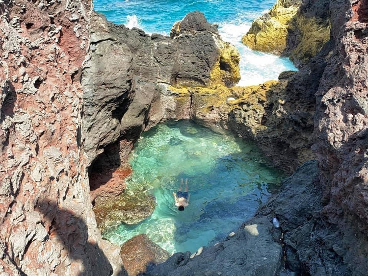 Thời gian thích hợp để khám phá đảo Phú Quý là từ khoảng tháng 12 đến tháng 6 năm sau. Vào những tháng này, biển êm, trong xanh, gió nhẹ giúp việc di chuyển trở nên dễ dàng hơn. Một số bãi tắm hấp dẫn tại hòn đảo này có thể kể tên như bãi Nhỏ, bãi Doi Dừa, bãi tắm Công viên Uỷ ban Huyện. Đặc biệt, Gành Hang là một điểm đến nổi tiếng tại đảo. Vách đá tại đây to lớn dựng đứng sát biển, nước biển tràn vào tạo thành một khe nước và một hồ bơi tự nhiên thu hút nhiều du khách.