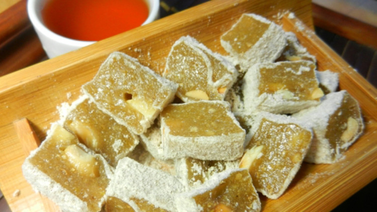 Chè lam là đặc sản của làng nghề Thạch Xá, huyện Thạch Thất, Hà Nội. Những ai đã từng đến Hà Nội, được ăn một miếng chè lam cùng một ấm trà ấm nóng thì đều không thể quên được. Vì vậy, đây sẽ là món quà Tết đặc sản miền Bắc vô cùng ý nghĩa trong dịp đầu năm.