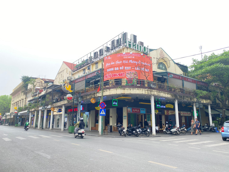 Những mái hiên che kín vỉa hè chạy ngang trên phố Tràng Tiền vẫn đang trường tồn với thời gian. Ngày nay với nhiều hoạt động mua sắm, cơ sở kinh doanh mọc lên thu hút đông đảo du khách ghé thăm.