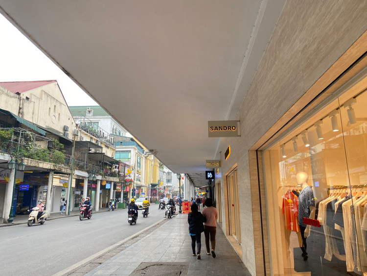Xây dựng mái che dọc con phố, cùng với những cửa hàng hiện đại, thiết kế sang trọng. Giúp tô điểm thêm nét động lộng lẫy của con phố này.