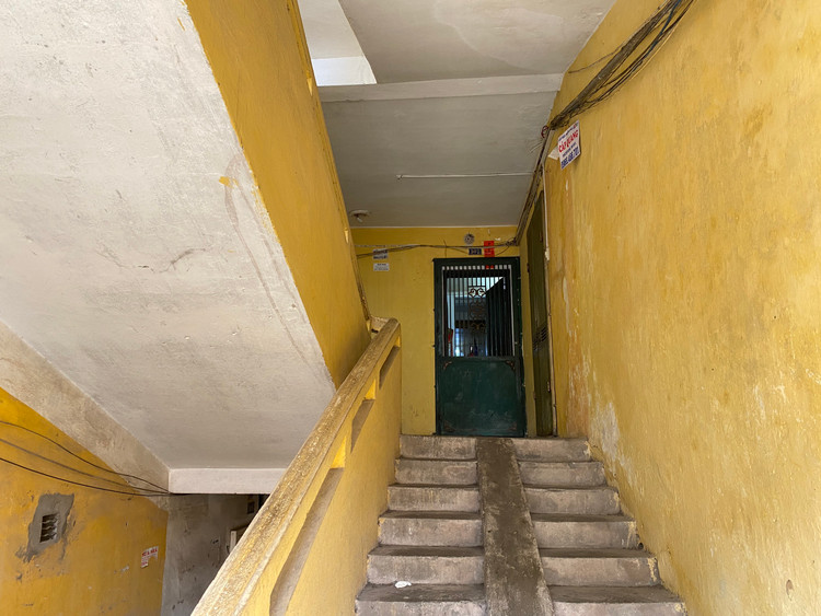 Đến nay, sau gần 3 năm từ khi UBND TP Hà Nội giao UBND quận Ba Đình khẩn trương hoàn thành việc di dời, vẫn còn nhiều hộ dân vẫn sinh sống ở khu tập thể nguy hiểm này.