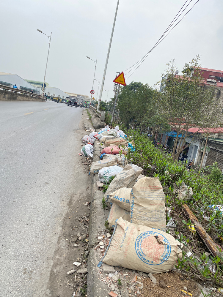 Từ lâu, đoạn đường Nguyễn Khoái (chạy dưới gầm cầu Thanh Trì), thuộc địa bàn quận Hoàng Mai luôn trong tình trạng nhếch nhác, ô nhiễm, khi rác, phế thải xây dựng bị một số người dân thiếu ý thức mang tới đổ trộm tràn lan - Ảnh: T. Huy