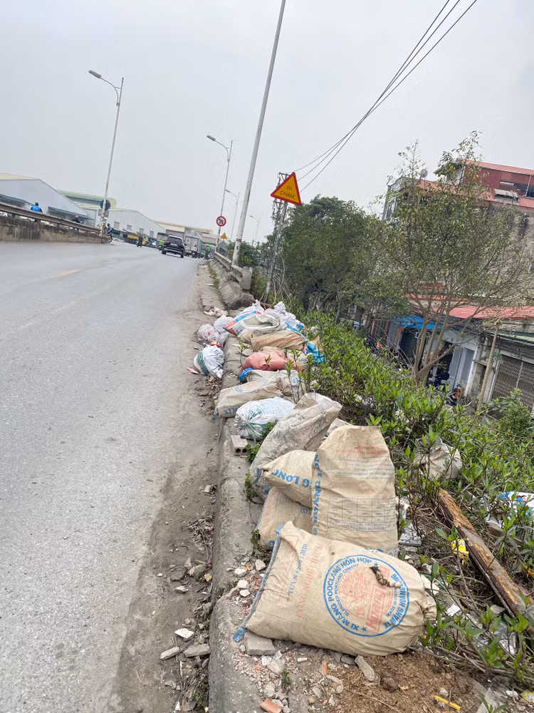 Từ lâu, đoạn đường Nguyễn Khoái (chạy dưới gầm cầu Thanh Trì), thuộc địa bàn quận Hoàng Mai luôn trong tình trạng nhếch nhác, ô nhiễm, khi rác, phế thải xây dựng bị một số người dân thiếu ý thức mang tới đổ trộm tràn lan - Ảnh: T. Huy