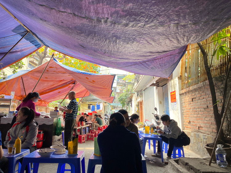 UBND TP Hà Nội giao UBND quận Ba Đình khẩn trương hoàn thành việc di dời các chủ sở hữu căn hộ ra khỏi nhà chung cư cũ nguy hiểm cấp độ D – Tập thể Bộ Tư pháp theo quy định.