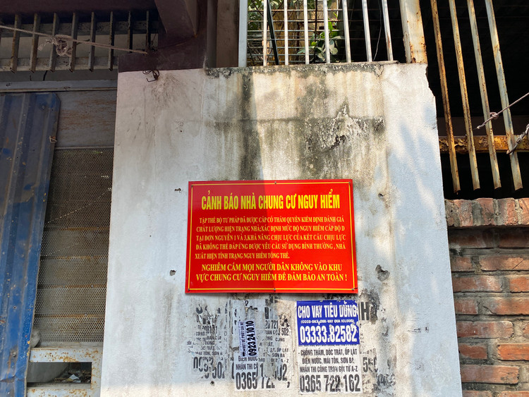 Khu tập thể được dán cảnh báo mức độ nguy hiểm không thể đáp ứng được yêu cầu sử dụng bình thường.