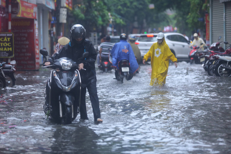 Nước ngập sâu khiến nhiều xe bị chết máy.