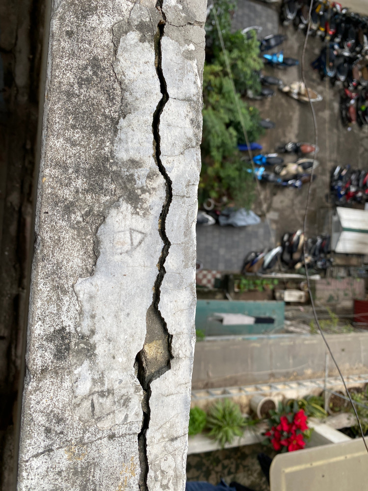 Những vách nứt trên tầng cao trong khu tập thể có thể gây nguy hiểm trong thời gian tới.