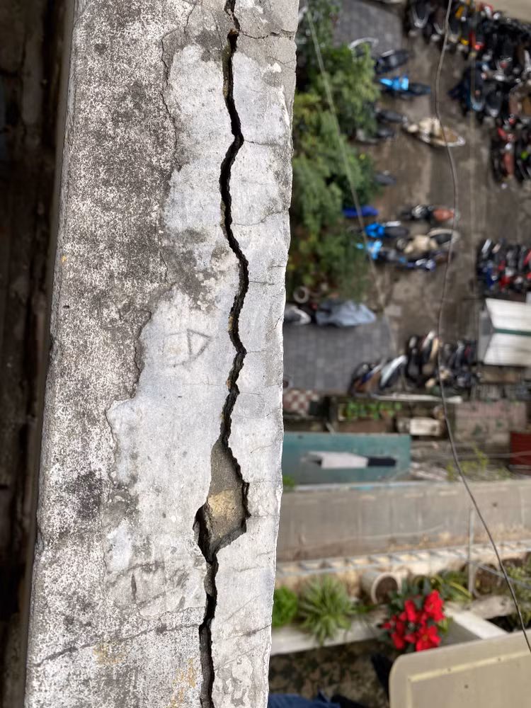 Những vách nứt trên tầng cao trong khu tập thể có thể gây nguy hiểm trong thời gian tới.