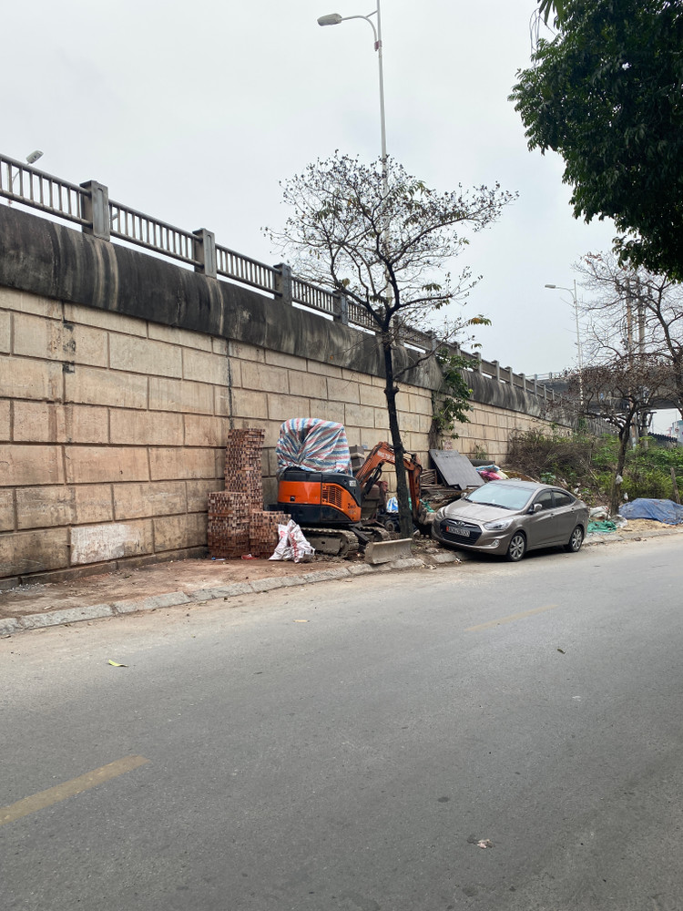 Tận dụng vị trí dưới chân để tập kết VLXD, rác thải, xe cẩu...