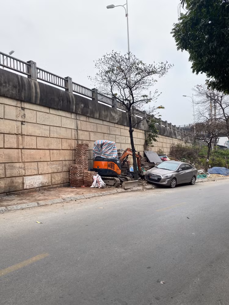 Tận dụng vị trí dưới chân để tập kết VLXD, rác thải, xe cẩu...