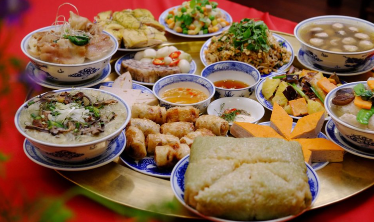 Đối với miền Trung, mâm cúng Tất niên sẽ bao gồm: Bánh chưng, bánh tét, dưa món củ kiệu, giò lụa, thịt đông, gỏi gà bóp rau răm, nem, măng, canh miến, cá chiên hay ram, cơm... Ảnh minh họa - Ảnh:internet