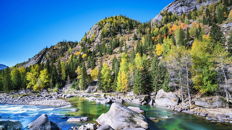 Sông Irtysh: Tuyến đường thủy dài thứ 5 ở châu Á là sông Irtysh với chiều dài 4.248 km. Con sông này bắt nguồn từ sông băng trên dãy núi Altai của tỉnh Tân Cương, chảy về phía tây qua góc phía bắc của lãnh thổ Trung Quốc và qua Kazakhstan (tại đây nó được biết đến với tên gọi sông Ertis). Sau đó, Irtysh băng qua Nga và hợp nhất với sông Ob ở phía tây Siberia. Các tàu khách, tàu vận tải và tàu chở dầu có thể đi lại trên phần lớn chiều dài sông tháng 4-10, khi dòng chảy không bị đóng băng. Ảnh: CGTN.