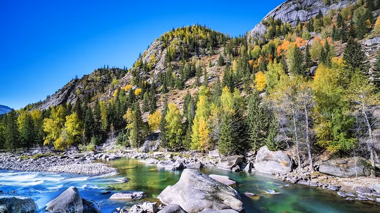 Sông Irtysh: Tuyến đường thủy dài thứ 5 ở châu Á là sông Irtysh với chiều dài 4.248 km. Con sông này bắt nguồn từ sông băng trên dãy núi Altai của tỉnh Tân Cương, chảy về phía tây qua góc phía bắc của lãnh thổ Trung Quốc và qua Kazakhstan (tại đây nó được biết đến với tên gọi sông Ertis). Sau đó, Irtysh băng qua Nga và hợp nhất với sông Ob ở phía tây Siberia. Các tàu khách, tàu vận tải và tàu chở dầu có thể đi lại trên phần lớn chiều dài sông tháng 4-10, khi dòng chảy không bị đóng băng. Ảnh: CGTN.