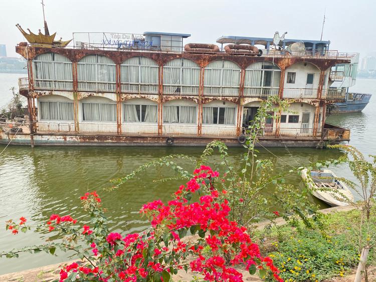 Năm 2018, trong buổi tiếp xúc với UBND TP Hà Nội, Chủ tịch Nguyễn Đức Chung đã yêu cầu các doanh nghiệp có báo cáo về quá trình hoạt động, nguồn gốc, xuất xứ của tàu, thuyền, phương tiện nổi kinh doanh tại khu vực hồ Tây. Đồng thời, lắng nghe nguyện vọng của các doanh nghiệp bị di dời. Hầu như tất cả các doanh nghiệp đều bày tỏ nguyện vọng được tiếp tục kinh doanh trên hồ Tây và chấp nhận tuân thủ mọi quy tắc mà UBND TP đề ra. Tuy nhiên, cho đến nay, những du thuyền, nhà hàng nổi vẫn chỉ là đống sắt vụn, ngày càng xuống cấp trầm trọng.