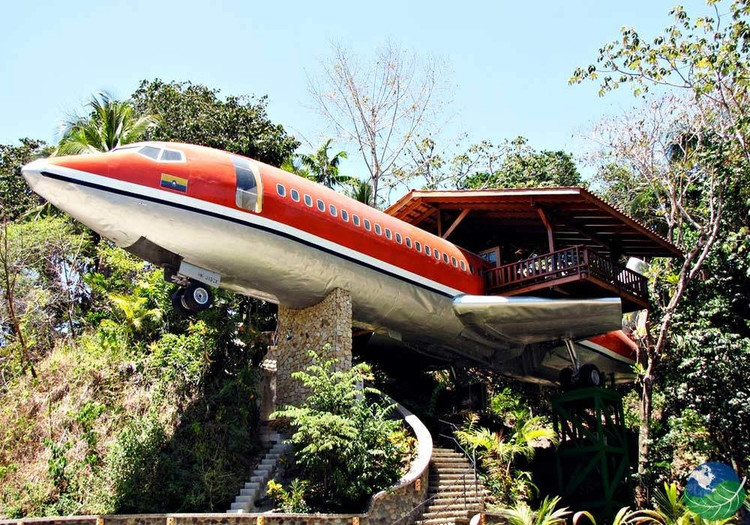 Khách sạn Costa Verde (Costa Rica) được thiết kế từ một chiếc máy bay. Cụ thể, máy bay là một chiếc Boeing 727. Với ý tưởng này, khách sạn mang đến góc nhìn rõ nét về khu rừng nhiệt đới của Costa Rica và làn nước biển trong xanh. Bên cạnh đó, đôi cánh đã được điều chỉnh phù hợp với ruộng bậc thang, du khách có thể gần gũi hơn với các động vật tại khu rừng. Ảnh: costarica.org.