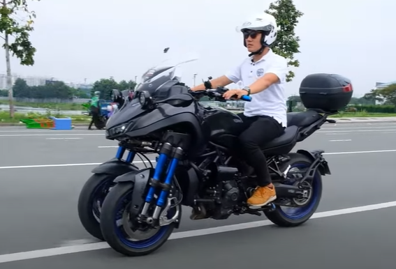 Kết cấu 2 bánh xe trước khá phức tạp trên Yamaha Niken - Ảnh: Carbiz.