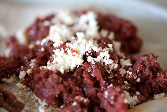 Nguyên liệu chính của Kitfo là thịt bò sống, một số loại gia vị truyền thống của Ethiopia, bơ thảo mộc và thường ăn kèm bới một loại vụn bánh mì gọi là injera hoặc vụn pho mát dê. Ảnh: internet.