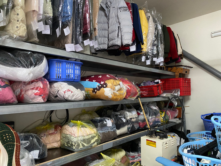 Rất nhiều quần áo đã được giặt, sấy của khách hàng.