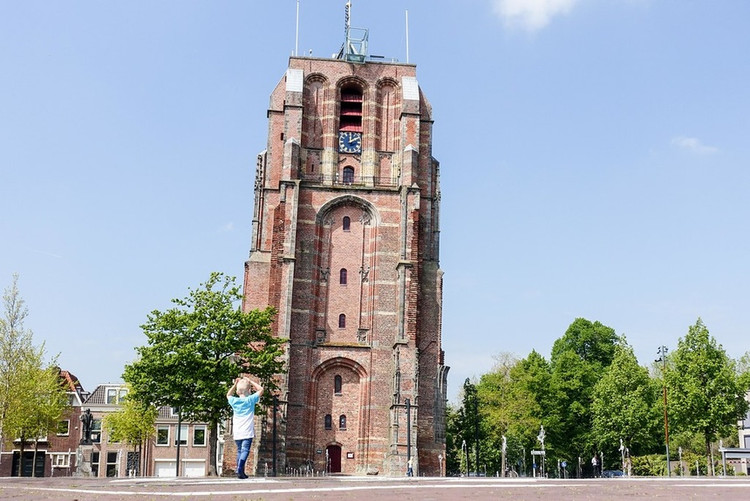 Oldehove, Hà Lan: Oldehove là địa danh nổi bật nhất ở khu vực phố cổ của Leeuwarden. Tòa nhà bắt đầu bị lún khi vẫn đang xây dựng và công việc phải dừng lại vào năm 1533. Những nỗ lực khắc phục sự cố đã khiến công trình bị nghiêng và trở nên khác biệt. Ảnh: Jbdodane.