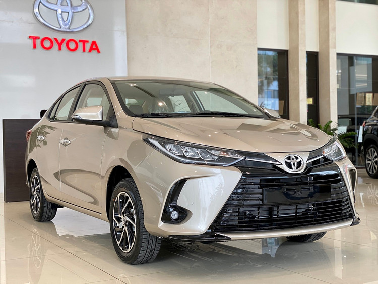 So sánh với các đối thủ cùng phân khúc, khả năng vận hành của Toyota Vios được nhận xét ở mức khá tốt. Bởi ngoại trừ Honda City (1.5L – 119 mã lực) và Mazda 2 (1.5L – 110 mã lực), đa phần các mẫu xe khác đều có động cơ công suất kém hơn như: Nissan Almera (1.0L Turbo – 100 mã lực), Hyundai Accent (1.4L – 100 mã lực), Kia Soluto (1.4L – 100 mã lực), Suzuki Ciaz (1.4L – 91 mã lực)… Xe hiện có giá bán 489 - 590 triệu đồng. Ảnh: Toyota