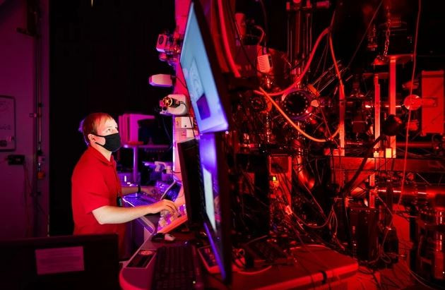 Một nhà nghiên cứu sử dụng kính hiển vi điện tử chuyên dụng để nghiên cứu các vết nứt do độ mỏi kim loại gây ra ở cấp độ nano. Ảnh: Craig Fritz/Phòng thí nghiệm Quốc gia Sandia/Reuters.