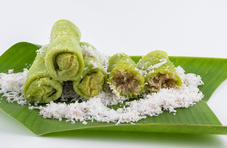 Dadar gulung (Indonesia) là một món tráng miệng truyền thống của Indonesia bao gồm một chiếc bánh crepe làm từ bột gạo mỏng với nhân dừa nạo. Theo truyền thống, bột bánh crepe được ngâm với lá dứa để tăng thêm hương vị và tạo màu xanh bắt mắt. Ngoài Indonesia, món tráng miệng hấp dẫn này có thể được tìm thấy dưới nhiều tên khác nhau ở Malaysia, Singapore và Sri Lanka. Ảnh: Shutterstock.