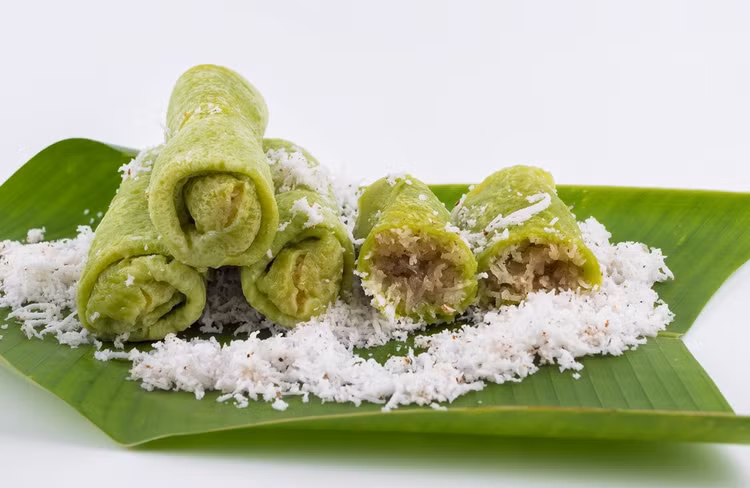 Dadar gulung (Indonesia) là một món tráng miệng truyền thống của Indonesia bao gồm một chiếc bánh crepe làm từ bột gạo mỏng với nhân dừa nạo. Theo truyền thống, bột bánh crepe được ngâm với lá dứa để tăng thêm hương vị và tạo màu xanh bắt mắt. Ngoài Indonesia, món tráng miệng hấp dẫn này có thể được tìm thấy dưới nhiều tên khác nhau ở Malaysia, Singapore và Sri Lanka. Ảnh: Shutterstock.