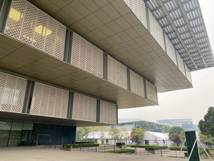 Vào năm 2010, nhân Kỷ niệm 1000 năm Thăng Long - Hà Nội, bảo tàng Hà Nội đã khoác lên mình màu áo mới với kiến trúc nguy nga hiện đại, có thể nói nơi đây là một trong số những bảo tàng đẹp bậc nhất Thủ đô.