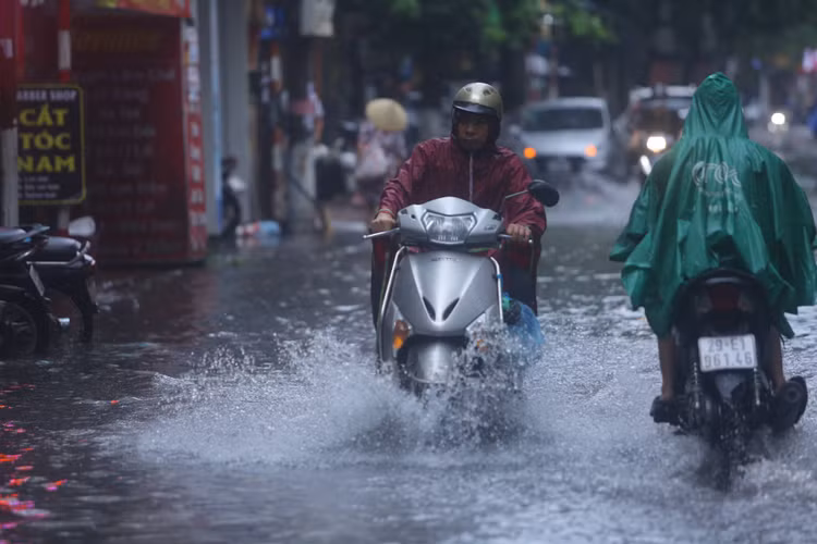 Nước bắn tung toé khi chiếc xe này vặn mạnh tay ga vượt qua dòng nước ngập.