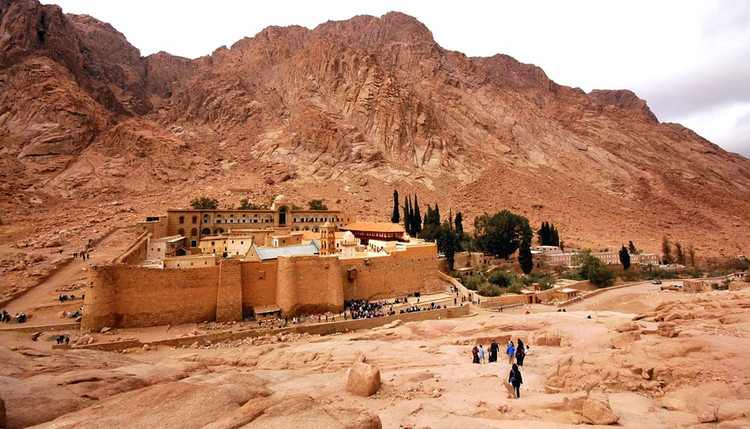 Núi Sinai là điểm đến phổ biến với những người hành hương từ khắp nơi trên thế giới. Đây được cho là nơi chứng kiến Moses nhận 10 lời răn như Kinh thánh đã viết. Trải dài dưới chân núi là Tu viện Saint Catherine, nơi hút khách du lịch với những tác phẩm nghệ thuật Byzantine tuyệt đẹp. Địa điểm này cũng được biết đến là tu viện Chính thống Đông phương lâu đời nhất trên toàn thế giới. Tu viện được xây dựng bởi người Hy Lạp và có một thư viện chứa các bản thảo cổ. Mỗi năm, hàng nghìn người hành hương mộ đạo không quản khó nhọc tìm về với những bức tường cổ hơn 1.000 năm tuổi của tu viện này. Ảnh: Friends of Mount Sinai Monastery.
