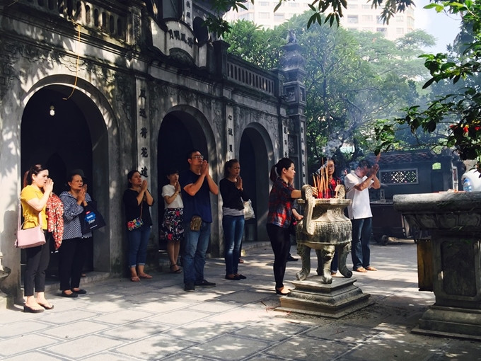 Người Việt tin rằng, đi lễ đầu năm không đơn giản chỉ để ước nguyện, mà đó còn là khoảnh khắc để con người hòa mình vào chốn tâm linh, bỏ lại phía sau bao vất vả trong cuộc mưu sinh - Ảnh:PT