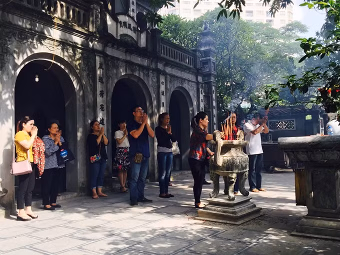 Người Việt tin rằng, đi lễ đầu năm không đơn giản chỉ để ước nguyện, mà đó còn là khoảnh khắc để con người hòa mình vào chốn tâm linh, bỏ lại phía sau bao vất vả trong cuộc mưu sinh - Ảnh:PT Người Việt tin rằng, đi lễ đầu năm không đơn giản chỉ để ước nguyện, mà đó còn là khoảnh khắc để con người hòa mình vào chốn tâm linh, bỏ lại phía sau bao vất vả trong cuộc mưu sinh - Ảnh:PT