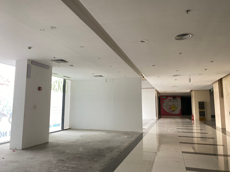 Discovery Complex mặc dù sở hữu 5 tầng hầm và 8 tầng nổi để kinh doanh thương mại nhưng hiện hoạt động kinh doanh chủ yếu tại tầng hầm nơi đặt siêu thị Lotte Mart. Còn hầu hết các cửa hàng kinh doanh tại khu vực tầng nổi đều đã dừng hoạt động hoặc hoạt động cầm chừng. Các nhãn hiệu không kinh doanh có lãi và phải rời bỏ. Ảnh: T.Huy