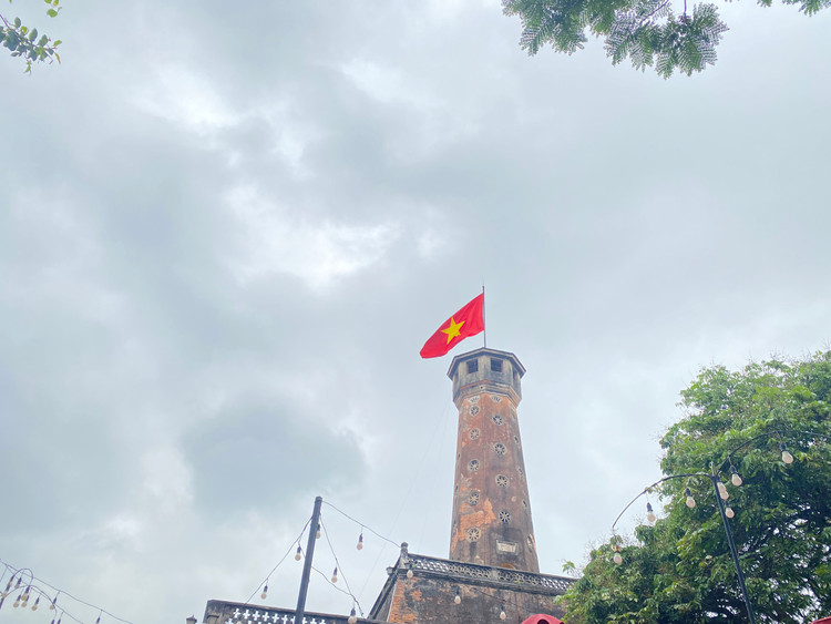 Cờ đỏ sao vàng tung bay trên đỉnh Cột cờ Hà Nội.
