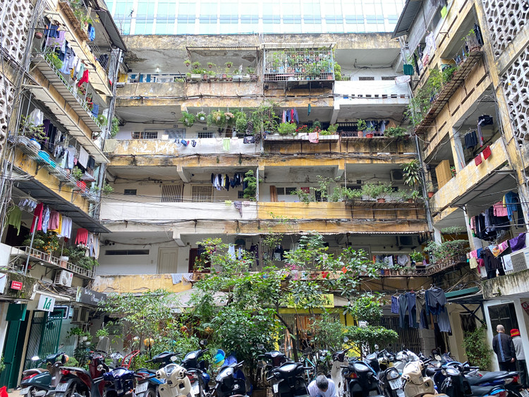Tòa nhà khá cũ, quần áo giăng mắc khiến không gian sống của khoảng 100 hộ dân bên trong khu tập thể rất mất thẩm mỹ.