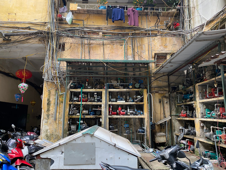 Khu vực máy bơm nước của cả khu tập thể, ngổn ngang tiềm ẩn nguy cơ mất an toàn điện.
