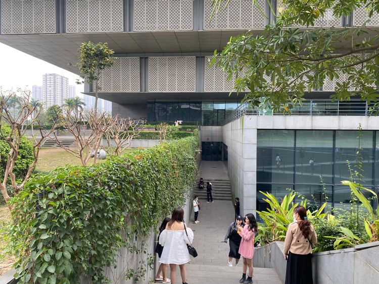 Không cần phải có máy ảnh chuyên nghiệp, các bạn trẻ chỉ cần dùng chiếc điện thoại thông minh cũng có thể tạo nên vô vàn bức ảnh ấn tượng.