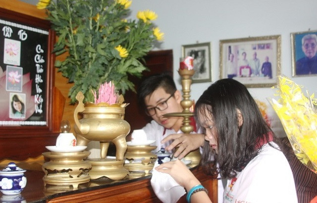 Trước khi cúng rằm tháng Giêng, các gia đình cần lau chùi, dọn dẹp bàn thờ gia tiên cho thơm tho, sạch sẽ. Nên thắp một nén nhang khấn xin thần linh, tổ tiên về việc lau dọn. Tuyệt đối không xê dịch bát hương trong quá trình lau dọn bàn thờ. Các vật phẩm cúng được bày biện gọn gàng, đúng thứ tự, tránh đổ vỡ - Ảnh:Minh họa (banthothanhluan)